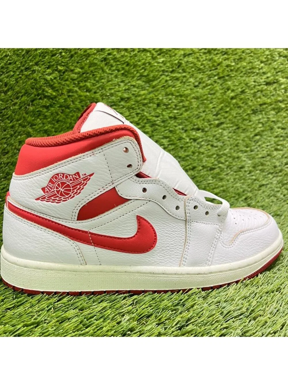 Nike Air Jordan 1 Mid SE Lobster Mens Size 9.5 White Basketball Shoes Sneakers